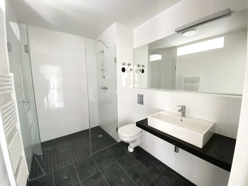 Modernes Single-Apartment - voll möbliert, mit Balkon! — photo 1